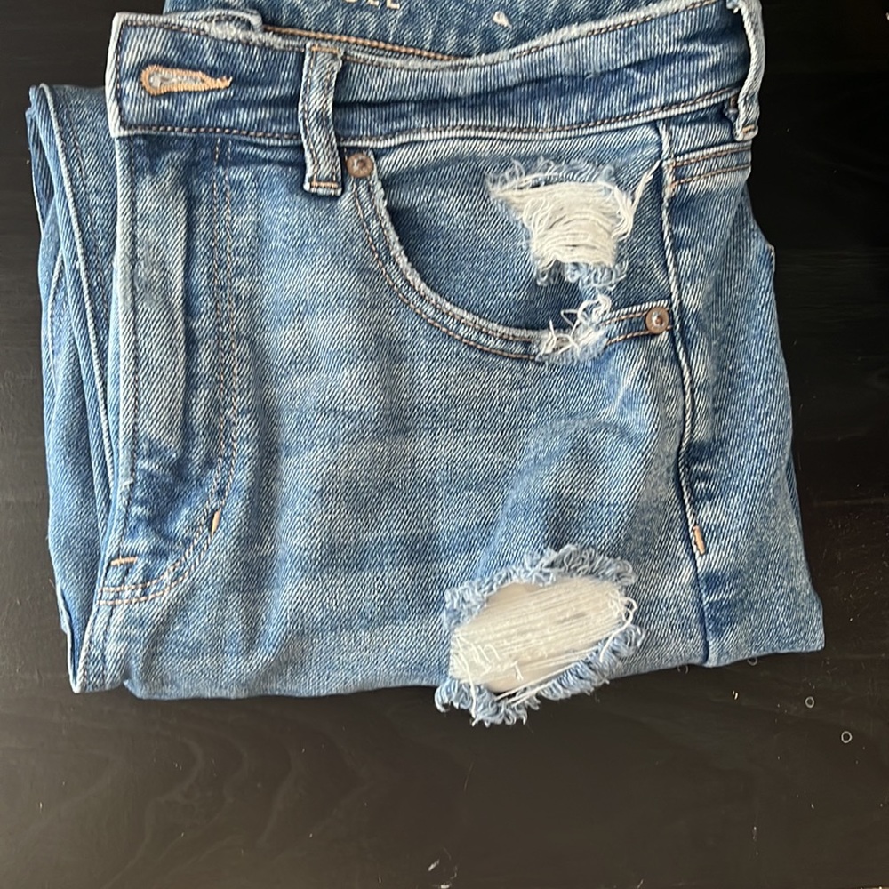 light blue Mom Straight jean . High wasted American Eagle stretch jean.